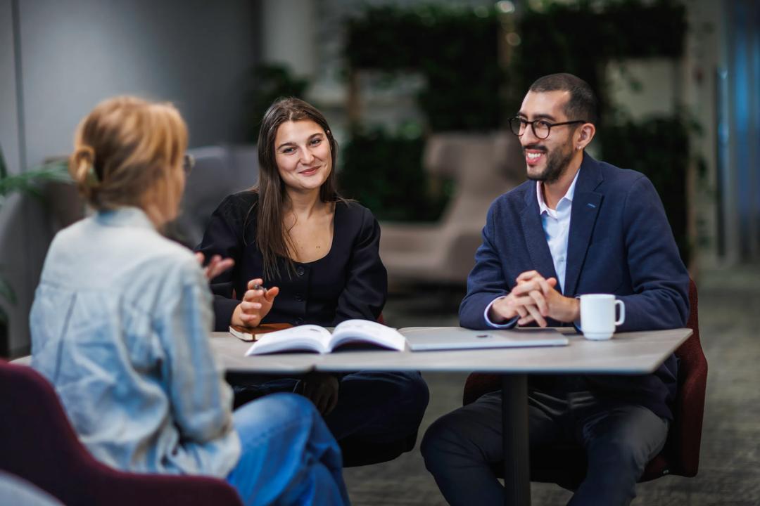 En gruppe studenter som diskuterer