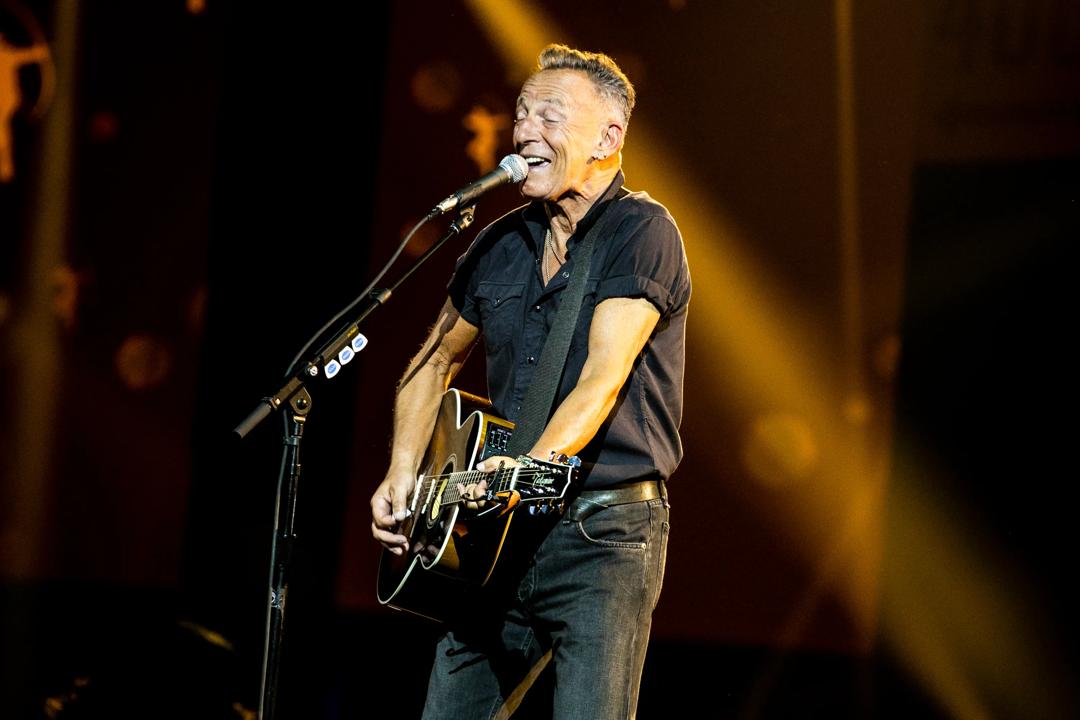 Bruce Springsteen på scenen med gitar