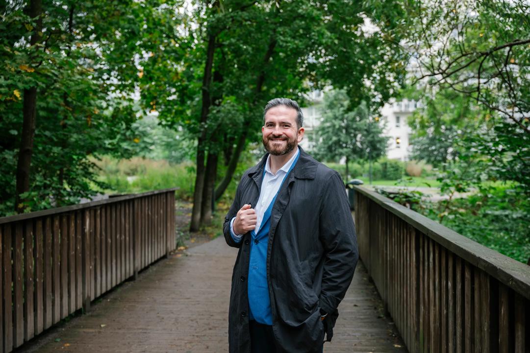 Marco som står foran en bru