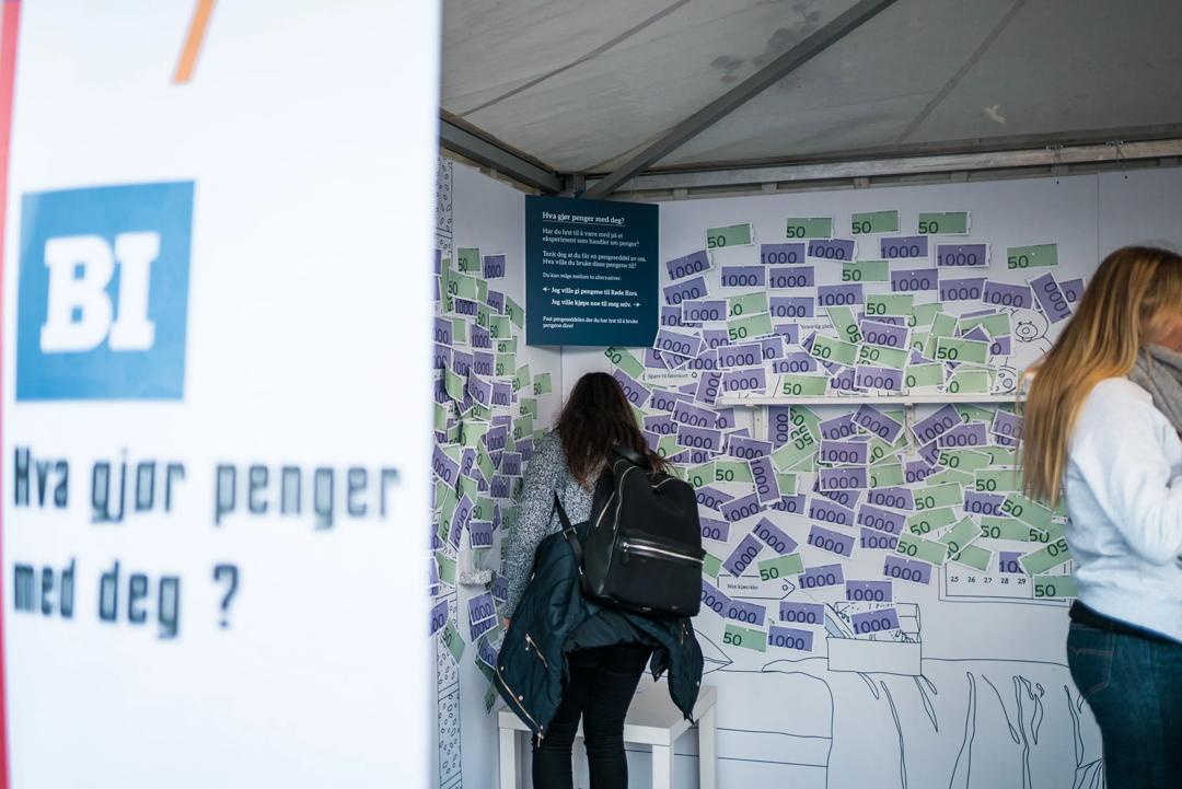 Bilde fra BIs stand på Forskningsdagene med temaet "Hva gjør penger med deg?"