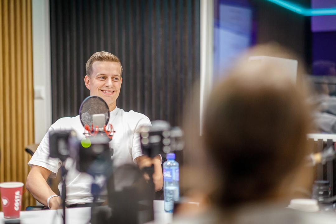 Gjest i podkaststudio