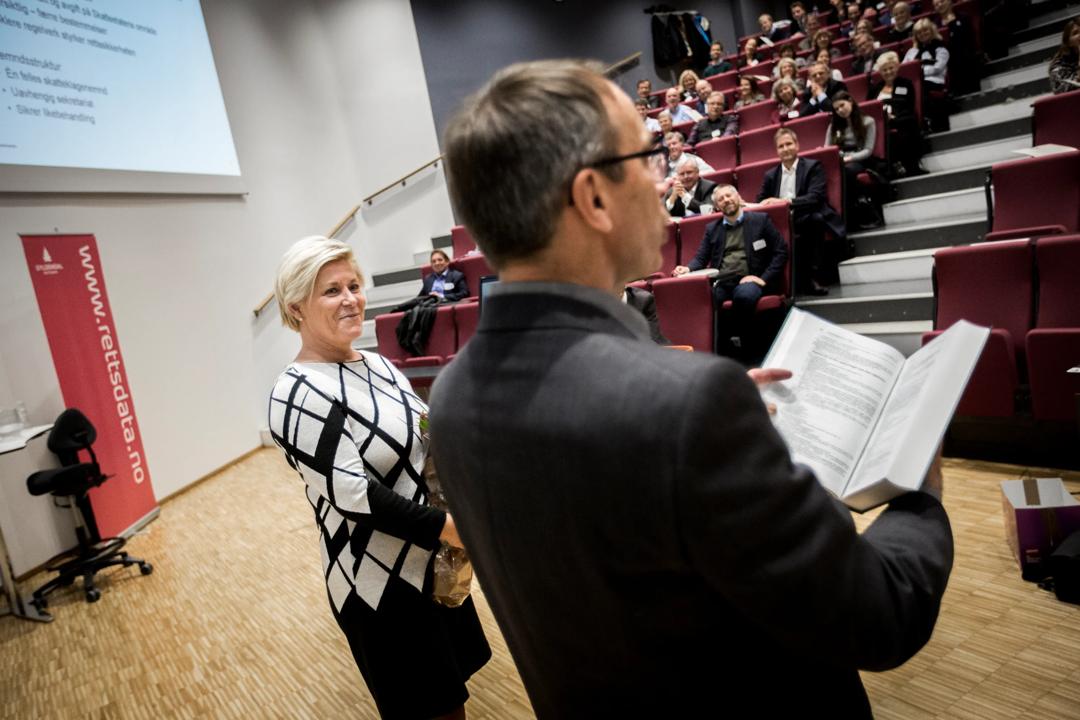 Ole Gjems-Onstad og finansminister Siv Jensen under presentasjonen Skattelovsamling på BI i 2015.