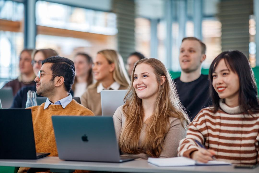 Studenter i auditorium