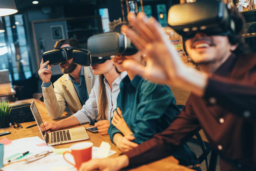 Mennesker med VR-briller i et jobbmøte.