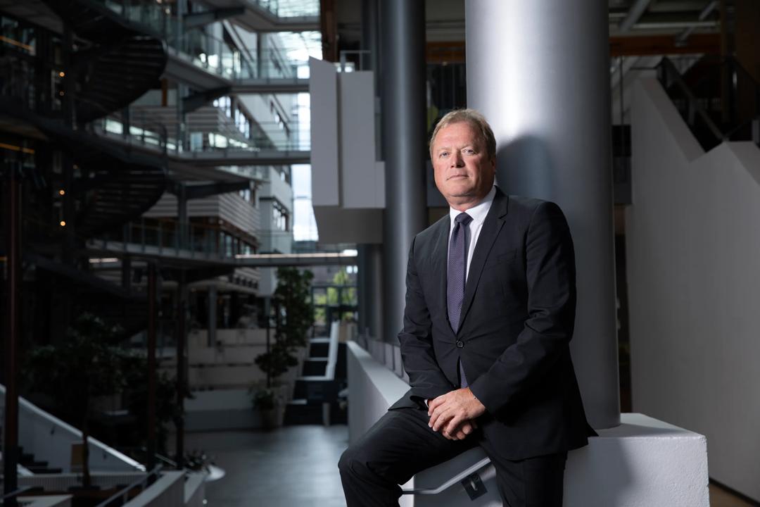Inge Jan Henjesand som sitter p&aring; et rekkverk inne p&aring; campus Oslo