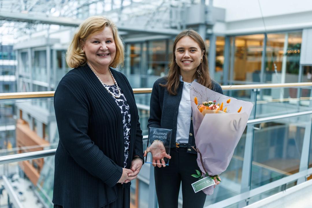 Rektor Karen Spens og Young Alumni Award Liselotte Farstad