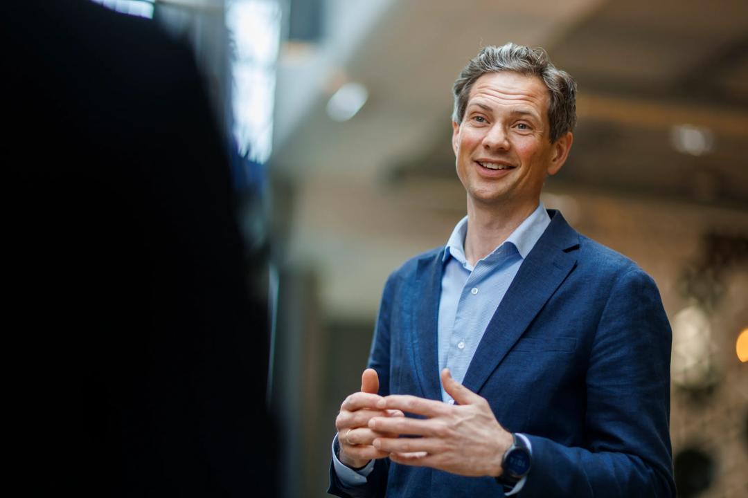 en mann snakker til noen