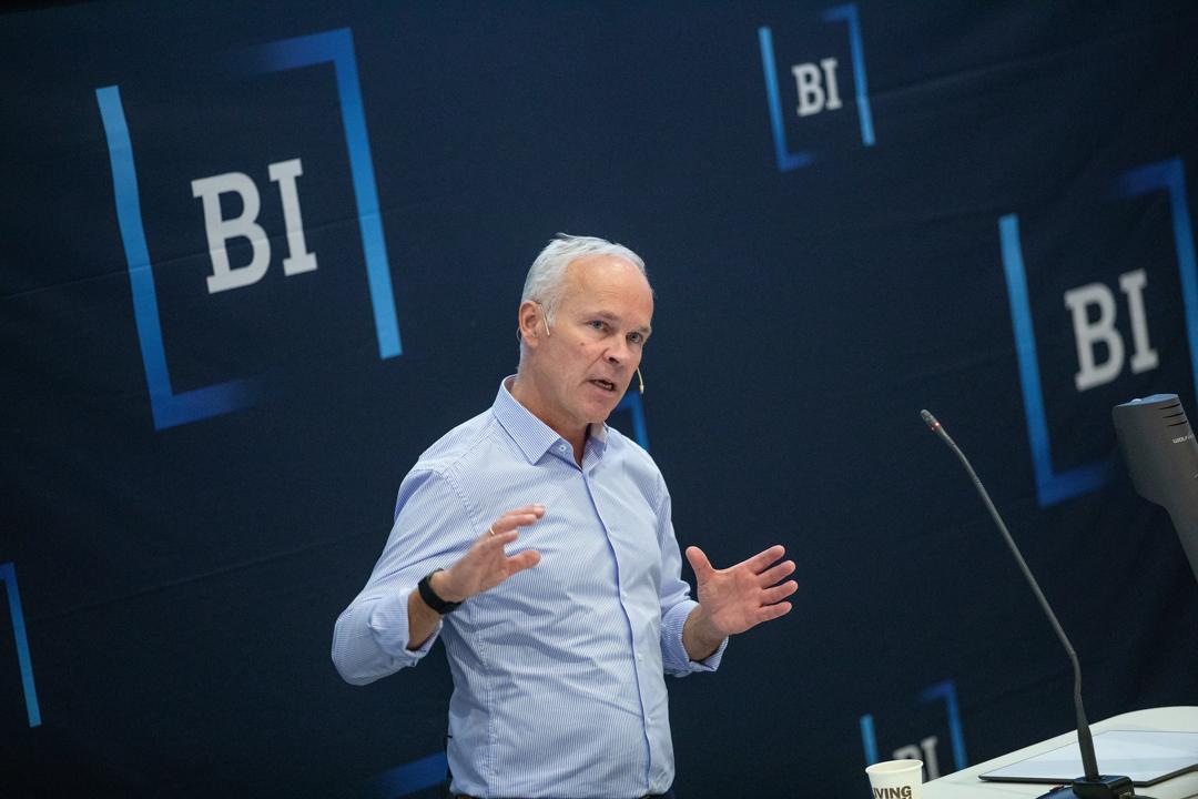 Finansminister Jan Tore Sanner har imidlertid valgt å forlenge og utvide en rekke kostbare tiltak som går på tvers av faglige råd, uten å dokumentere hvilke analyser og avveininger som er blitt gjort, skriver artikkelforfatterne. (Her avbildet fra da han gjestet BI under Karrieredagene i 2020).