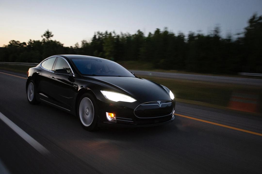 Teslas datafangst fra biler er et eksempel på en orgnisasjons evne til å observere og registrere data om hendelser i interne og eksterne omgivelser. 
