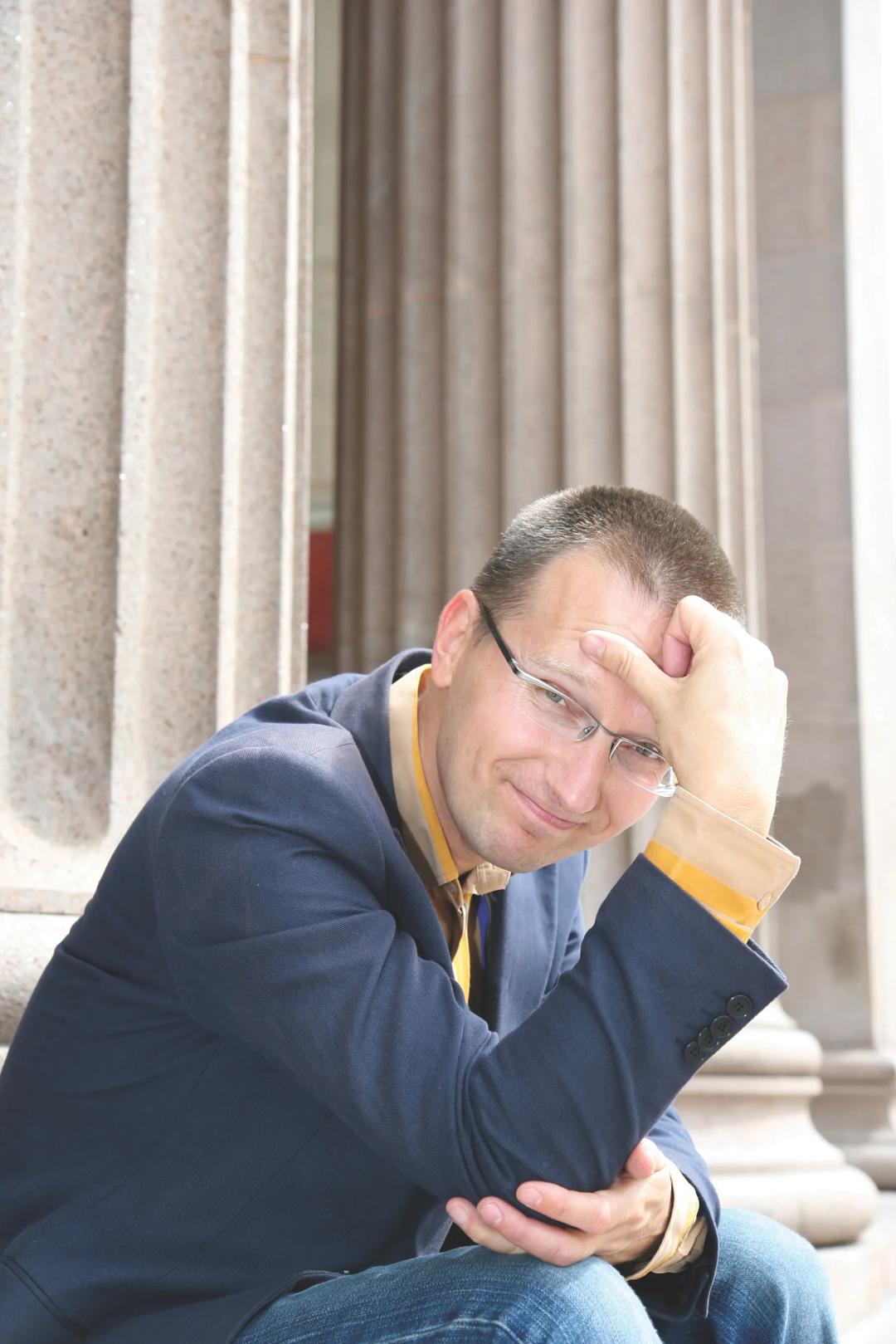 Filosof Øyvind Kvalnes (bildet) fikk besøk av lederen for et arkitektkontor, som stilte et grunnleggende filosofisk spørsmål: "Hva er et menneske?". Det kan du lese om her.