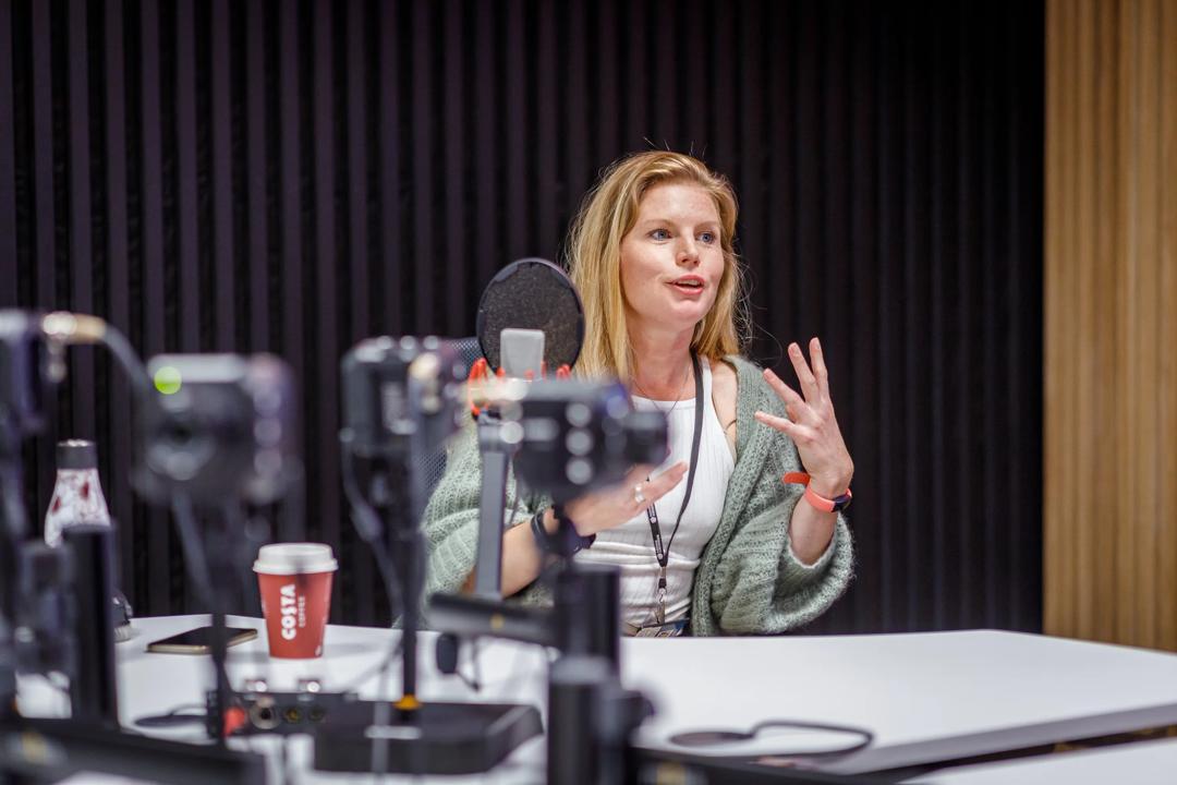 Gjest i podkaststudio
