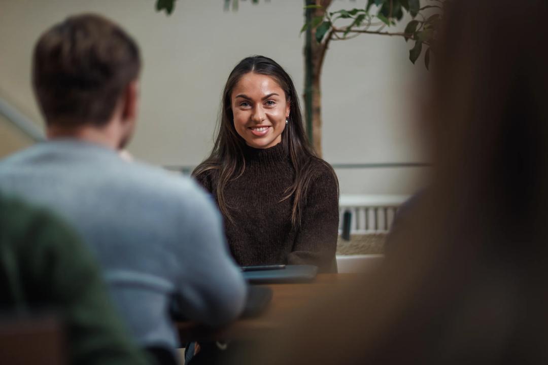 Bilde av en ung, smilende student
