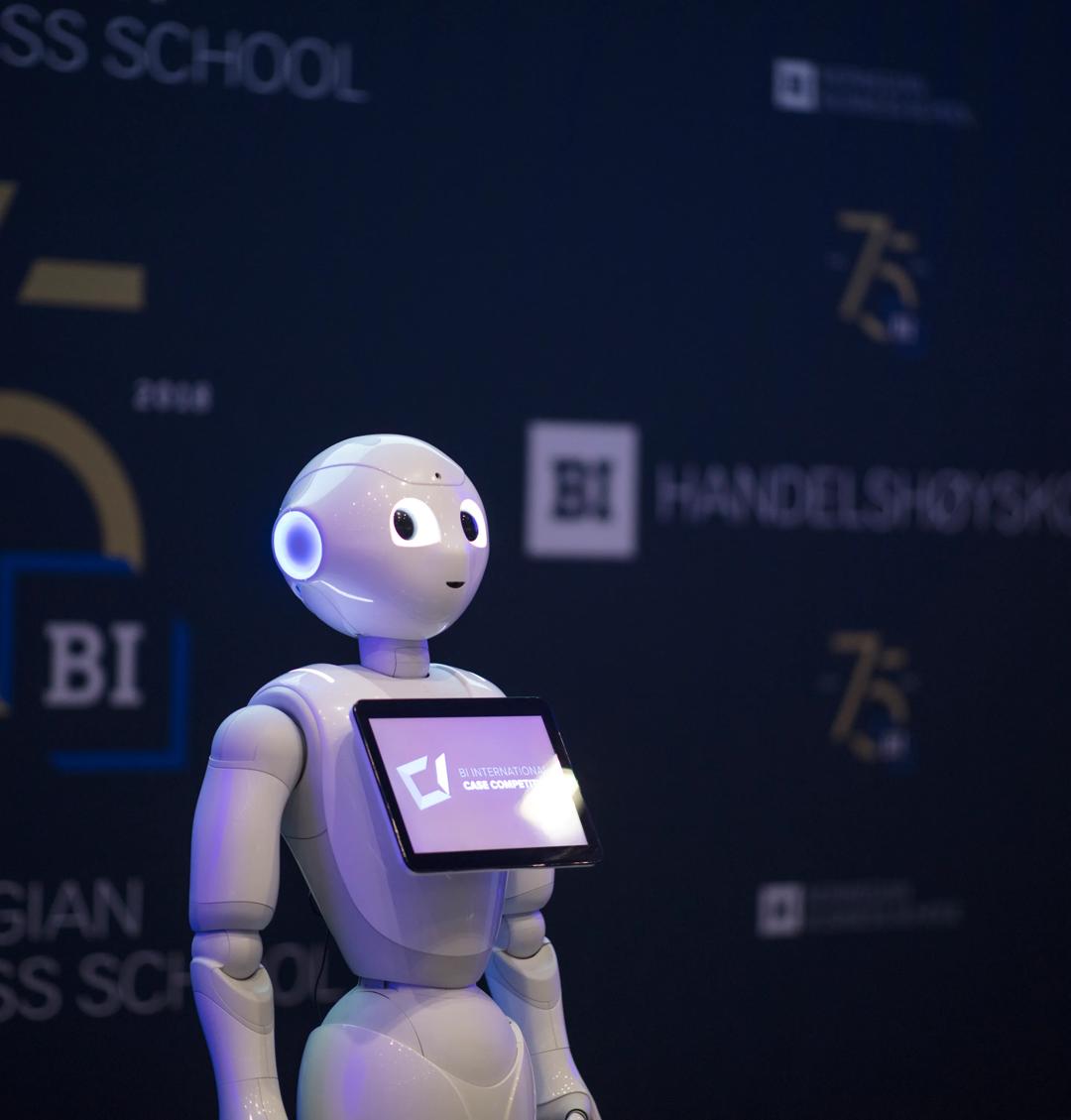 Den siste kode vil aldri skrives. Den siste fantasi vil aldri diktes. Det vil bare bli annerledes. Det blir trolig bedre også, skriver Erling Røed Larsen. (Bilde av roboten Pepper på konferansierjobb på BI.)