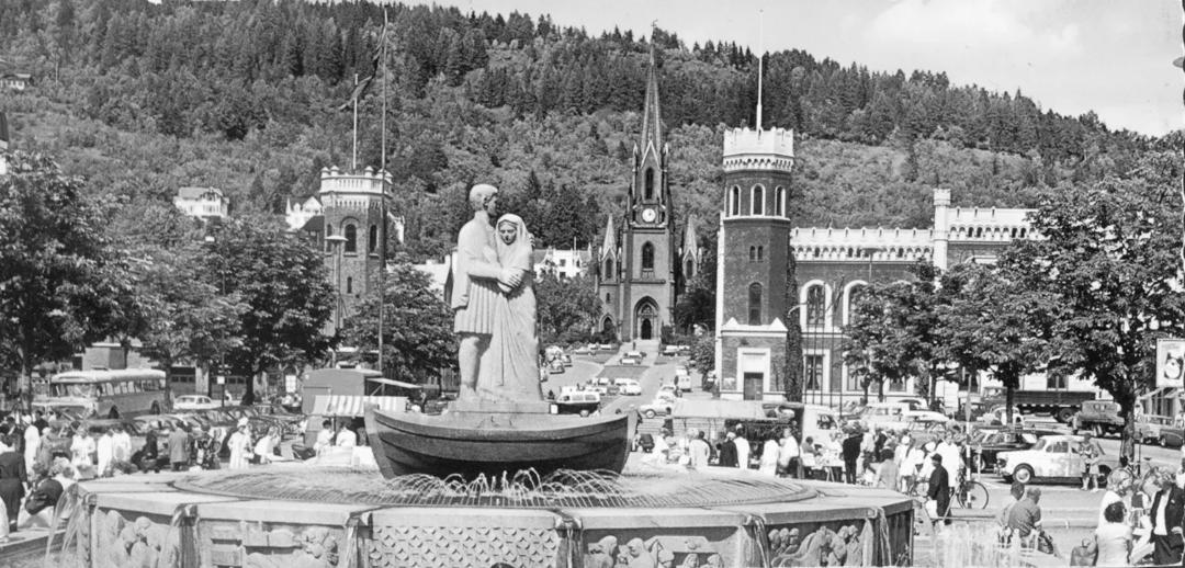 Torg har hatt flere funksjoner: som en politisk arena der meninger brytes, som et handelssted der varer byttes, og som en sosial møteplass der informasjon utveksles og relasjoner utvikles. Arkivbilde fra Drammen Torg
