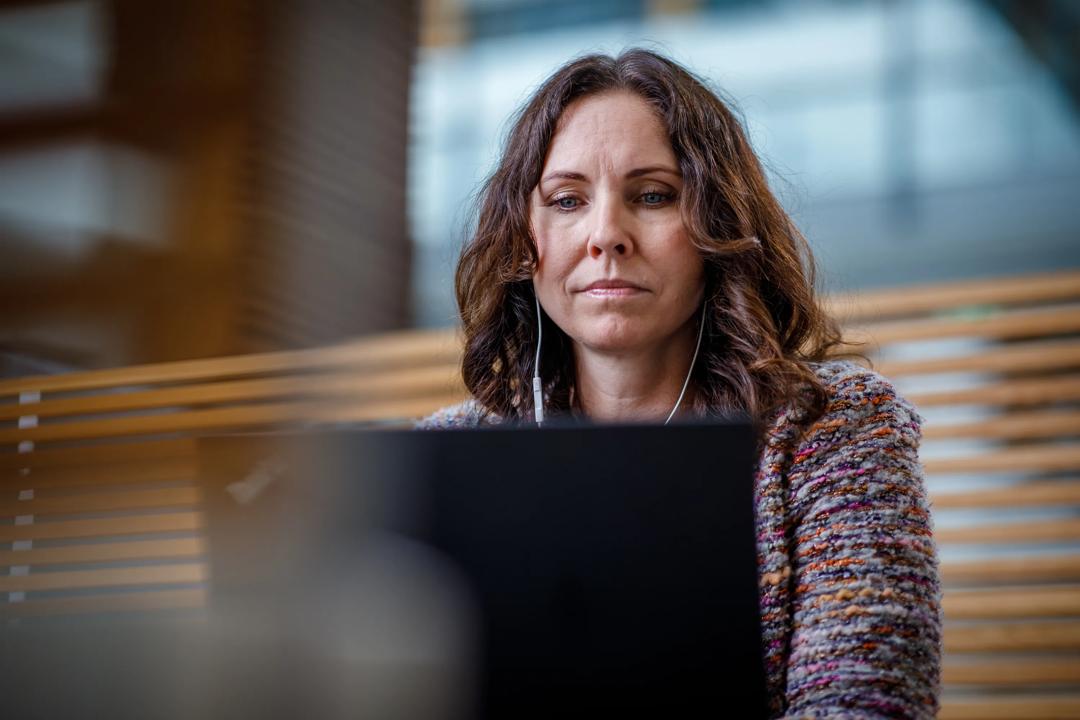Bilde av kvinnelig student foran en PC