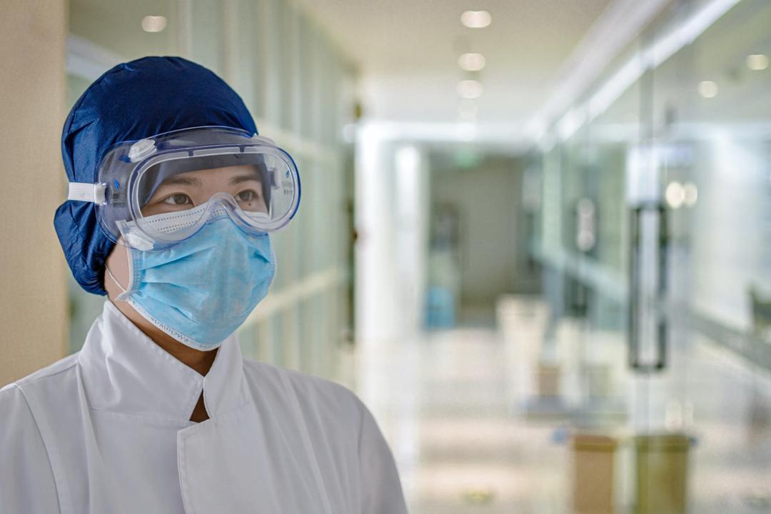 Covid-19 krisen har skapt en stor etterspørsel etter medisinske produkter. Til manges overraskelse har andre bedrifter i andre bransjer tatt ansvar og lagt om produksjonen. Fra f.eks. produksjonen av undertøy til produksjon av munnbind som vist i dette illustrasjonsbildet. (Foto:  H Shaw, Unsplash.com)