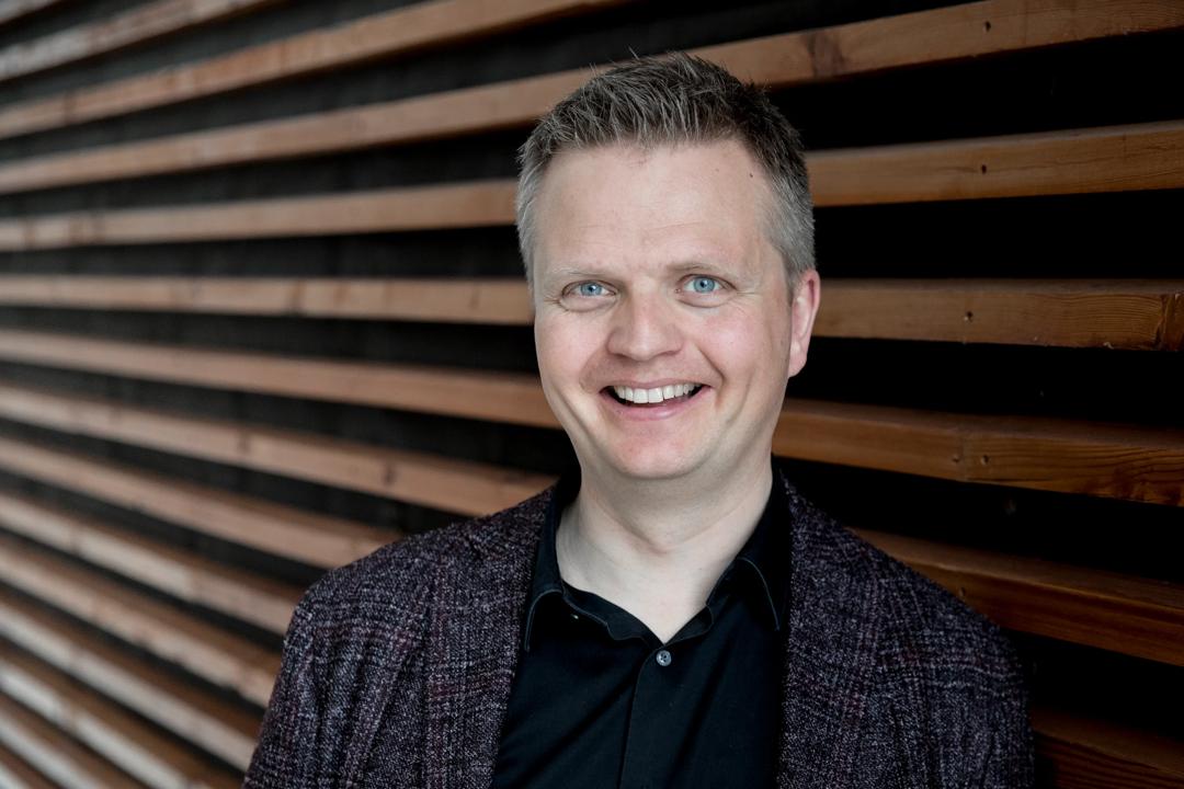 Postdoktor Vegard Kolbjørnsrud Ibildet) forklarer hva som kjennetegner smarte og smidige organisasjonsdesign. 