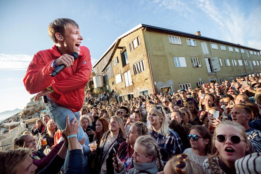 Sondre Justad holder konsert foran Trevarefabrikken i Henningsvær. Stedet har oppnådd mye gjennom samlokalisering og samskaping.