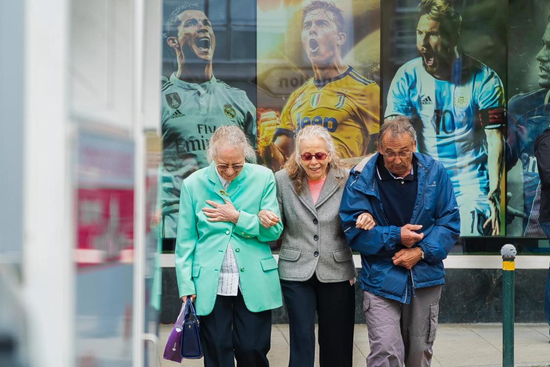 Bevegelse og aktivitet øker risikoen for at noe går galt, særlig når man er gammel. Men den risikofrie passiviteten er også skadelig, hevder Øyvind Kvalnes. (Foto:  Philippe Leone on Unsplash)