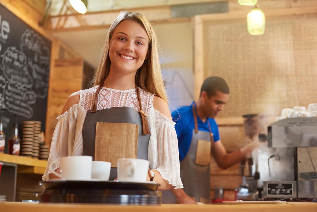 Det kan synes som om andelen deltidsansatte er for høy i mange sektorer i Norge, skriver Bård Kuvaas (illustrasjonsfoto av ansatte på en kaffebar).