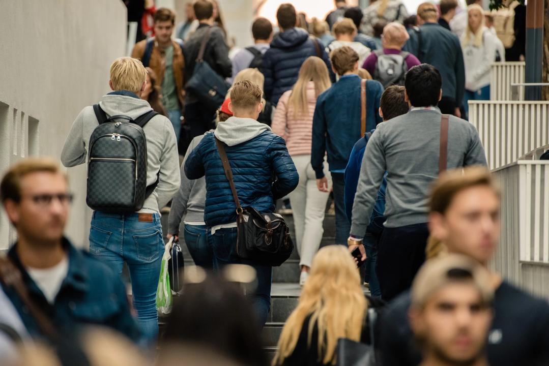 Studenter som går i trappen inne på campus Oslo