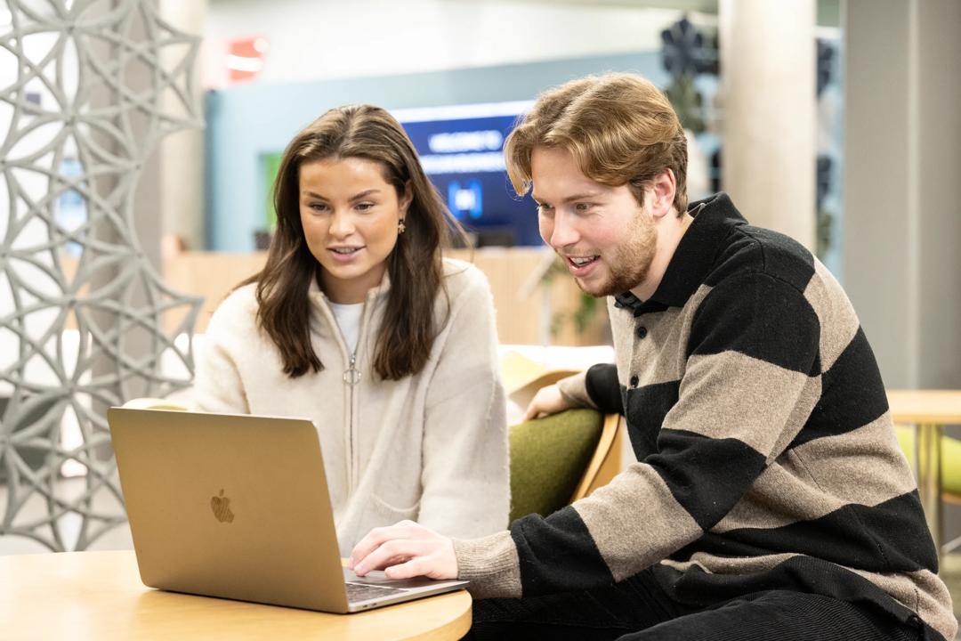 To studenter som snakker sammen