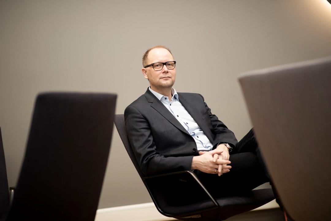 Når ledere deler med sine medarbeidere tilbakemeldinger de har fått tidligere, kan dette gi større effekt for psykologisk trygghet enn hvis de spør om å få nye tilbakemeldinger, skriver Bjørn Erik Mørk (bildet). 