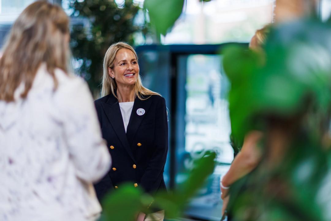 En kvinnelig alumni under Alumnidagen 2023