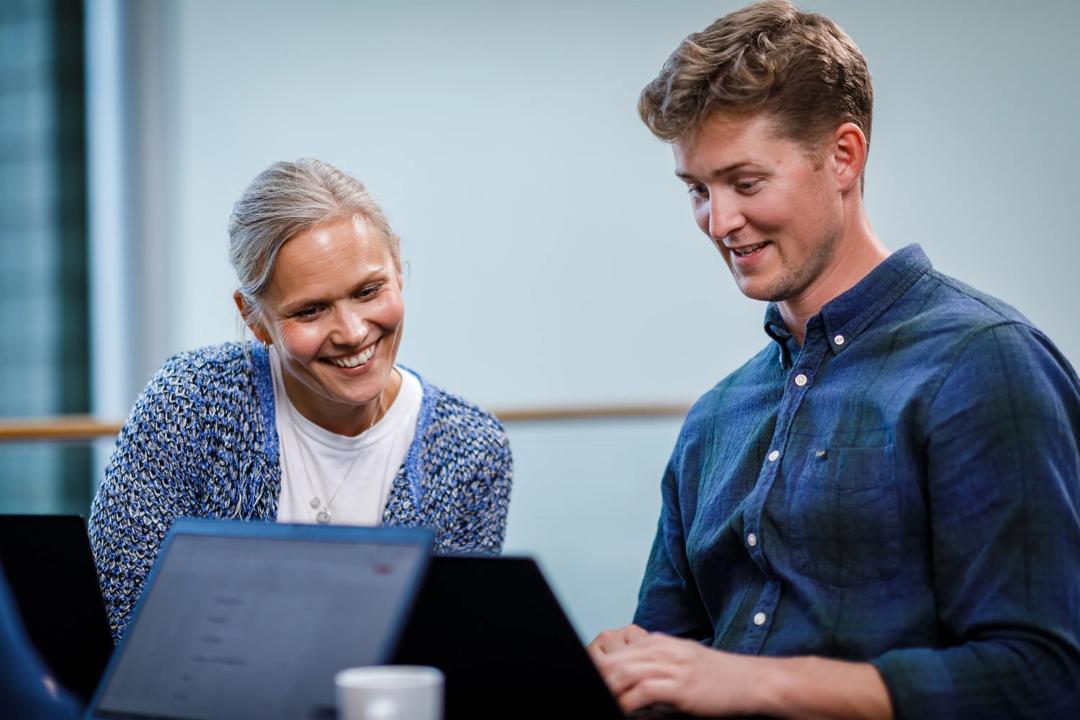 Bilde av en gruppe studenter i diskusjon