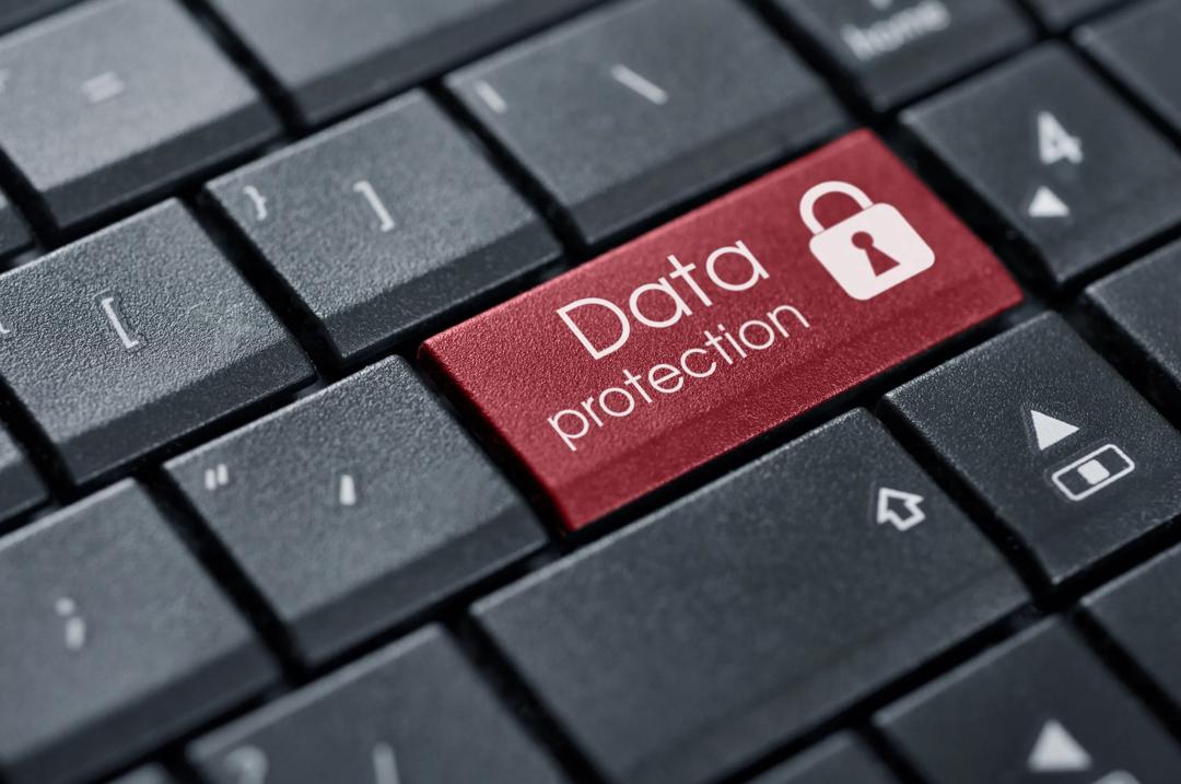 Rød knapp på tastatur med skriften Data protection