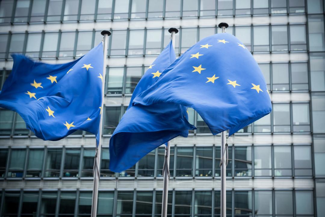 EU-flagg foran Europakommisjonen