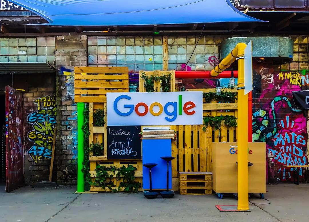 Google-logoen synlig utenfor en stand på en messe i Tyskland.