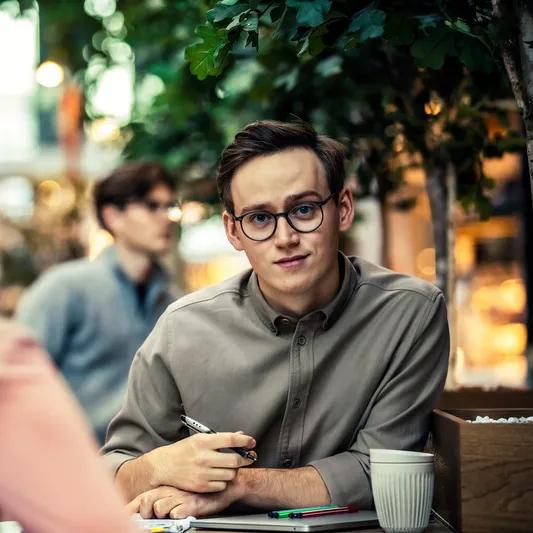 Spørrende student som ser på en annen student 