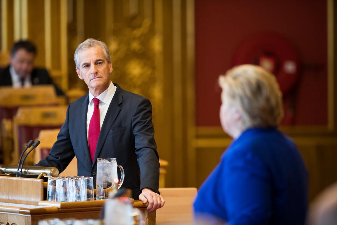 Politikere skal lose oss gjennom kriser, men ser ut til å være dårlig forberedt, skriver kronikkforfatterne. De har analysert 233.000 stortingstaler. Her illustrert ved Jonas Gahr Støre og Erna Solberg inne fra Stortingssalen. (Foto: Stortinget)