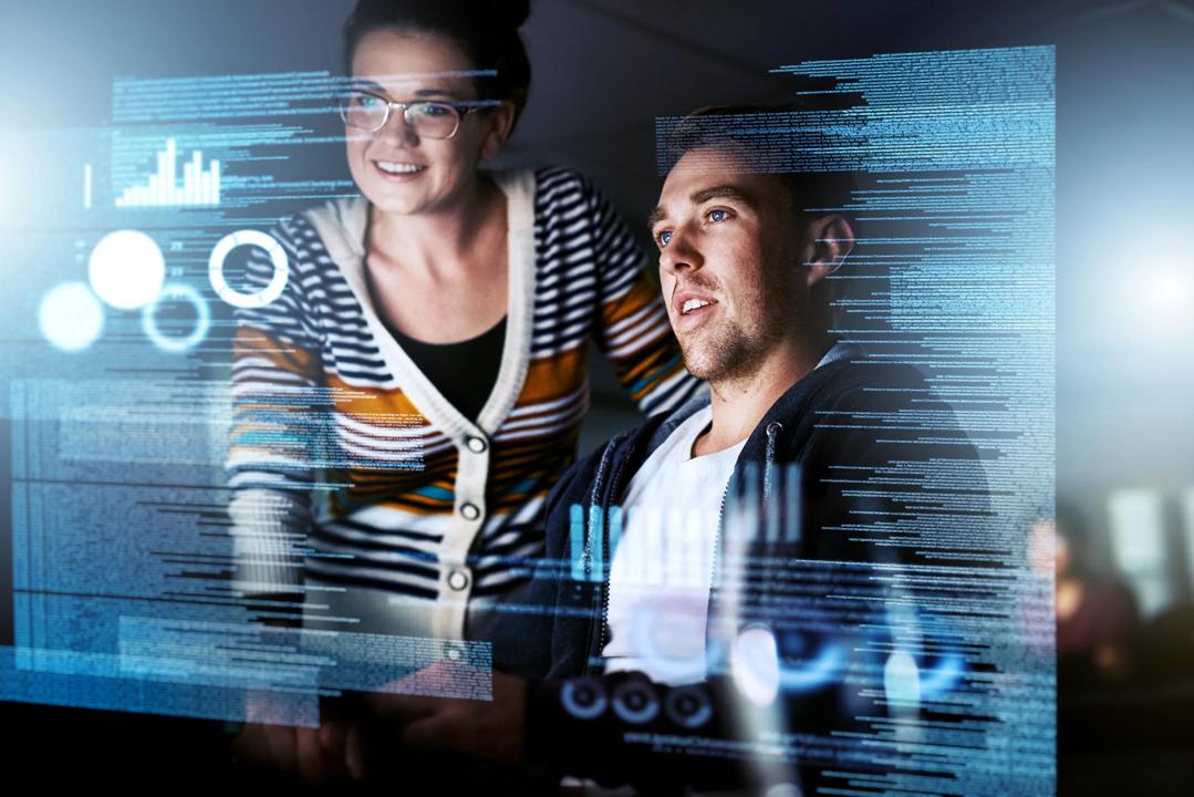 To personer som ser på datavisualiseringer