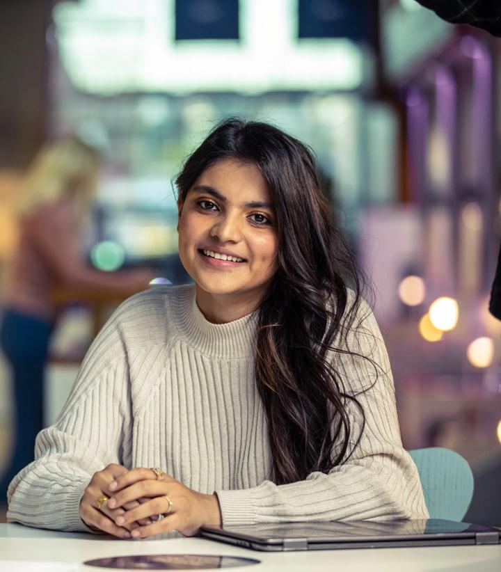 Bilde av ei kvinne med brunt hår på campus