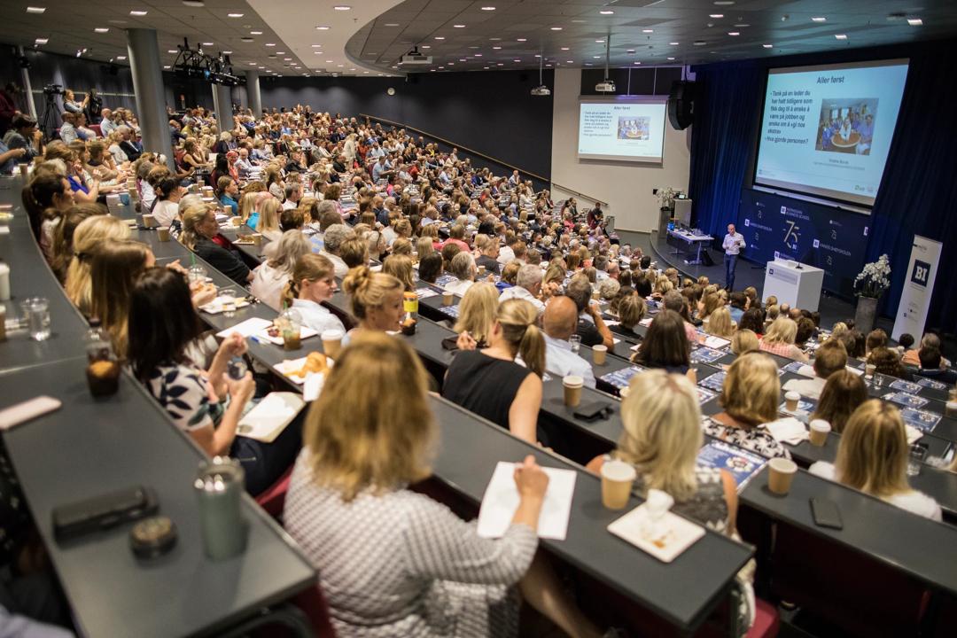 Rektor Inge Jan Henjesand snakker under et seminar