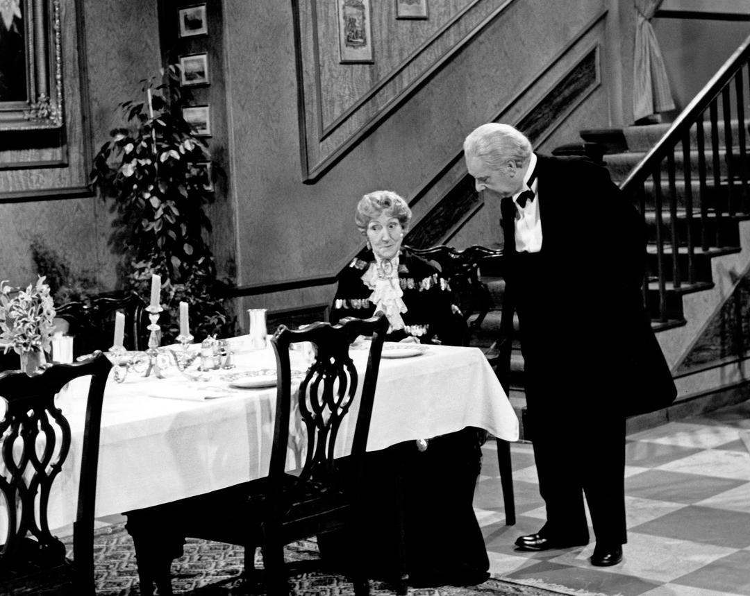 May Warden (Miss Sophie) og Freddie Frinton (Butler James) i den berømte sketsjen "Grevinnen og hovmesteren" eller "Dinner for One" som den heter på engelsk.