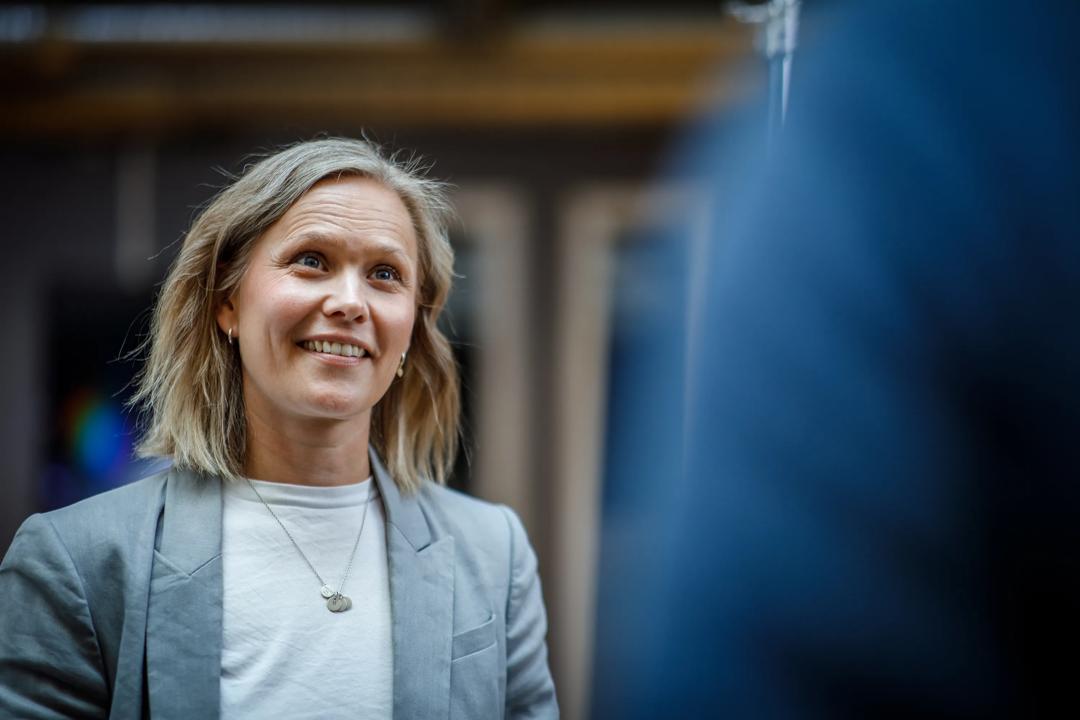 Dame som hører på noen snakke