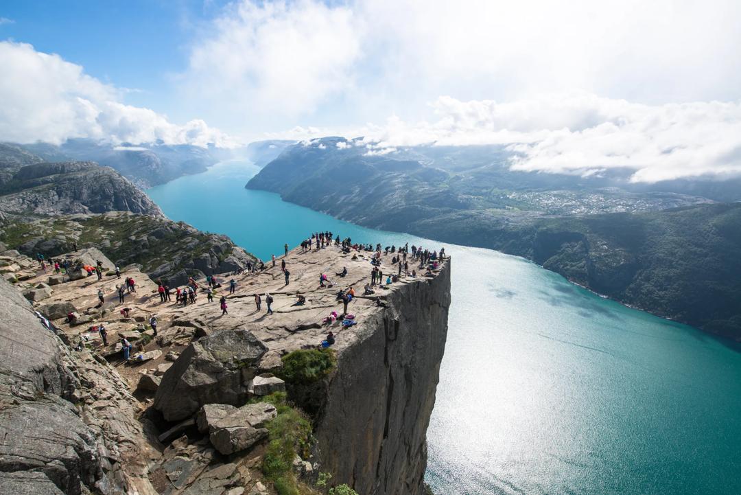 Naturen som helhet, utgjort av økosystemer, dyr, mennesker og samfunn, er et vidunderlig komplekst og høyt sofistikert system. (Foto av Preikestolen: Ksinan Peter)