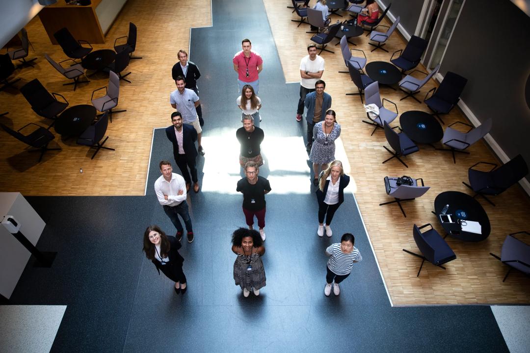 Mennesker som står inne på et av campusene
