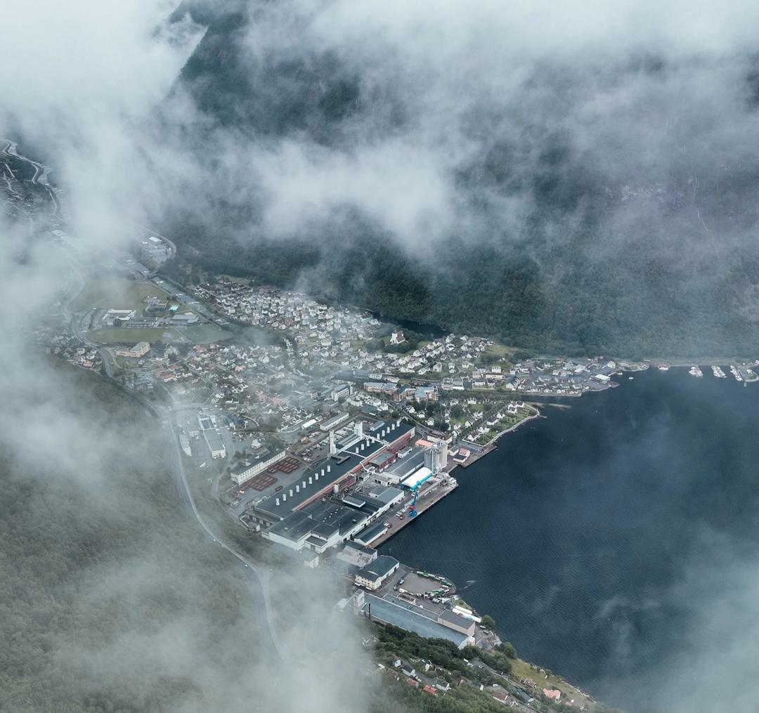 Bilde tatt ovenfra fra et industriområde.