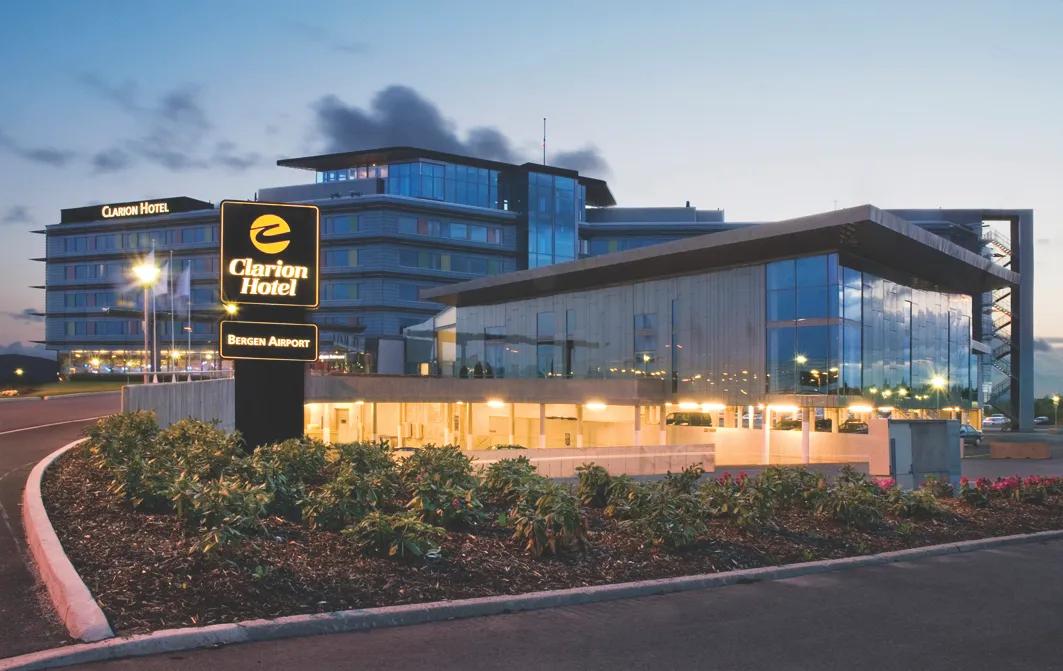  Statlig støtte til store hotellkjeder i dag, slik Ole Erik Almlid og Øystein Dørum argumenterer for, er i utgangspunktet støtte til aksjonærene og kreditorene til hotellkjedene - ikke til de ansatte eller overnattingsgjestene, skriver kronikkforfatterne. (Her illustrert ved Clarion hotell Bergen airport)