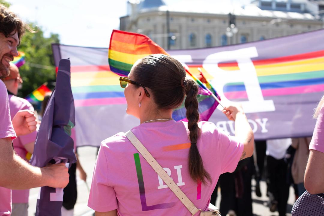 Jente som går med BI i Pride-paraden 2025
