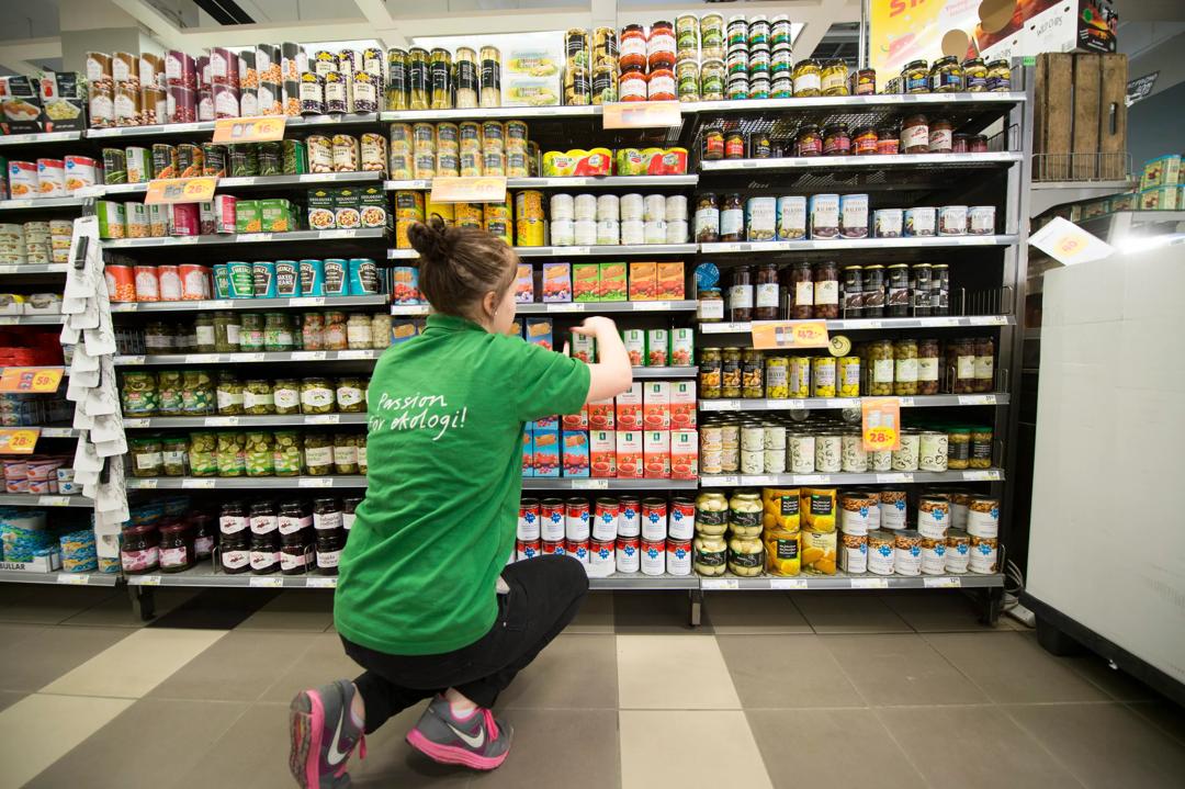 Store medlemseide organisasjoner, som Coop, som gjennom sine tiltak over tid har bidratt til å redusere, og i praksis til dels fratatt det enkelte medlem sin innflytelse, skriver Frode Solberg. Her bildet av en ung medarbeider i en Coop butikk. (Foto: Fredrik Sandberg/TT).