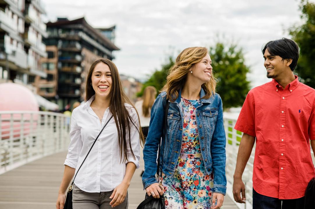 Studenter som går ute og snakker sammen