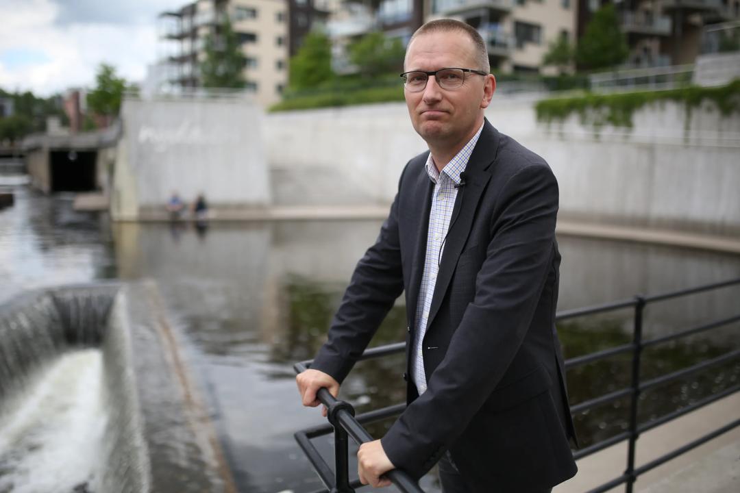 Filosof Øyvind Kvalnes (bildet) jakter på årsaker til finanskrisen på Island.