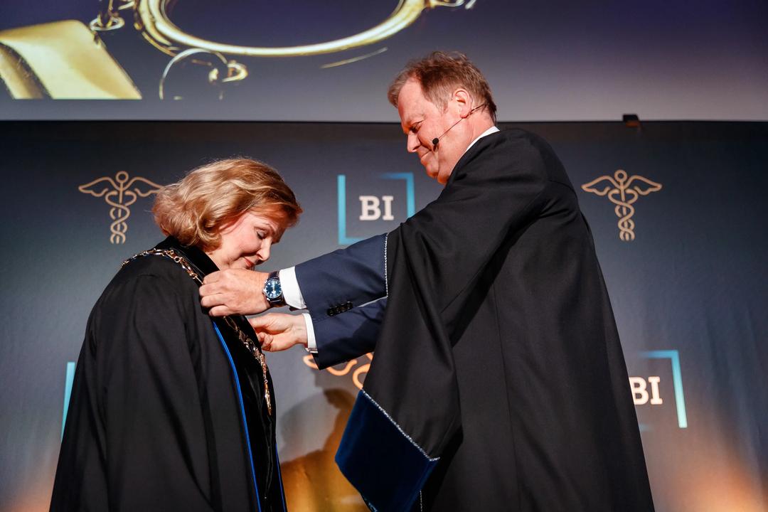 Inge Jan Henjesand transfers presidential chain to Karen Spens
