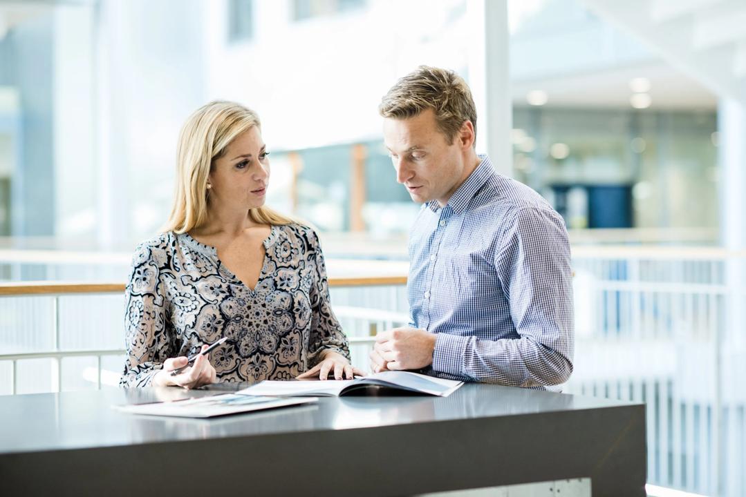 To personer som snakker med hverandre