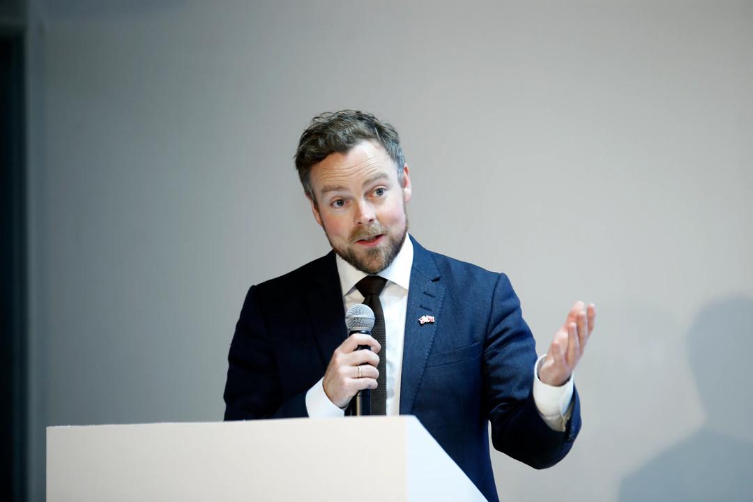 Arbeids- og sosialminister Torbjørn Røe Isaksen (bildet) og andre politikere får råd om å la ledere og medarbeidere selv sette mål for arbeidet. (Foto: BI)